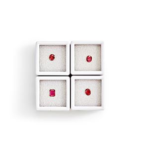 Lotto di quattro rubini in cartina per totale ct 2,57