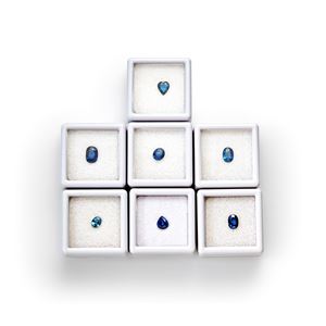 Lotto di zaffiri in cartina per totale ct 5,78