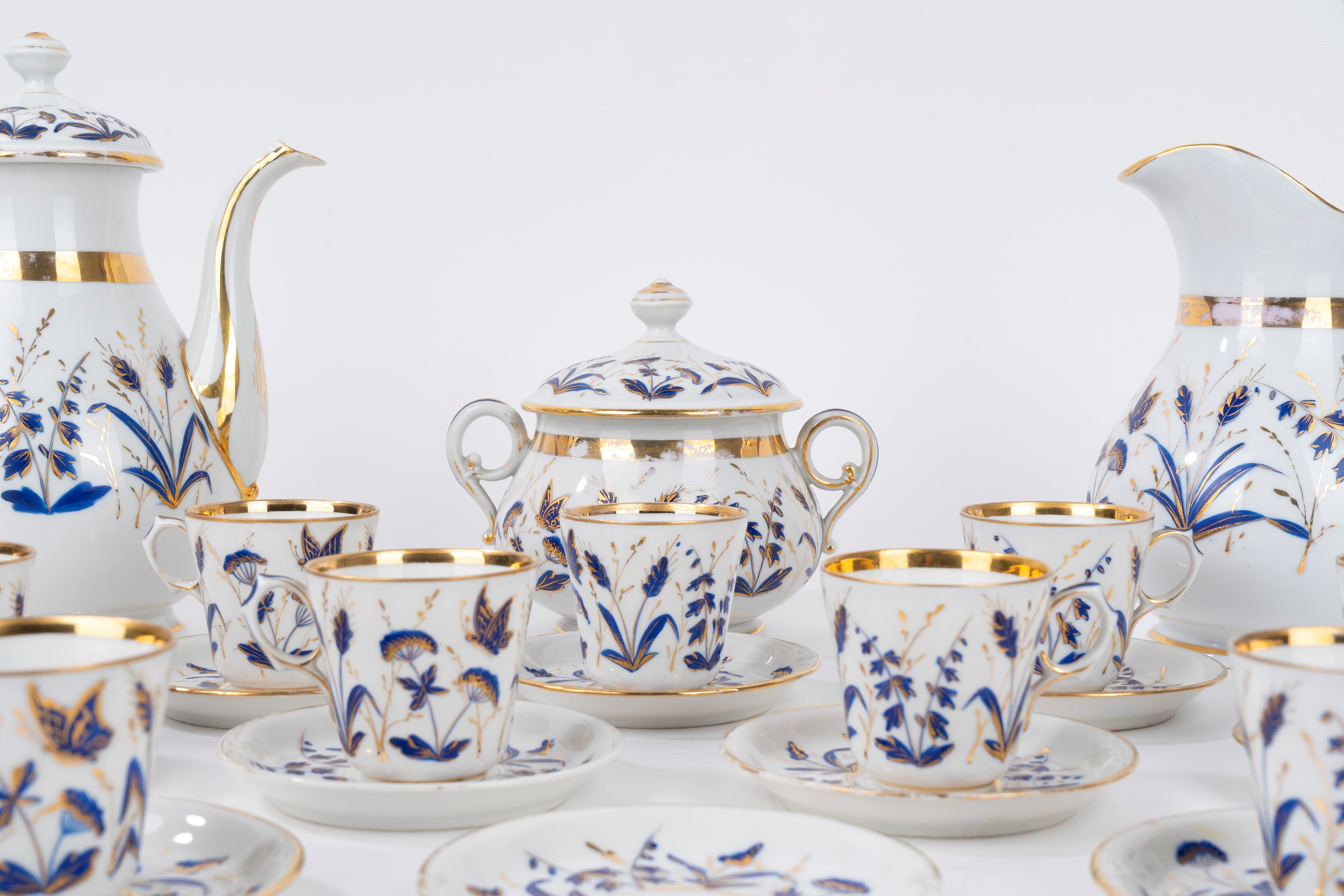 Servizio in Porcellana Bianca con Decori Blu e Oro, Inizi Secolo XX
