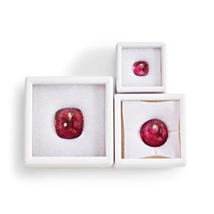 Lot of three red tourmalines in paper for a total of 44.91 ct