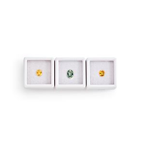 Lot of three yellow and green corundums in paper for a total of 3.26 ct