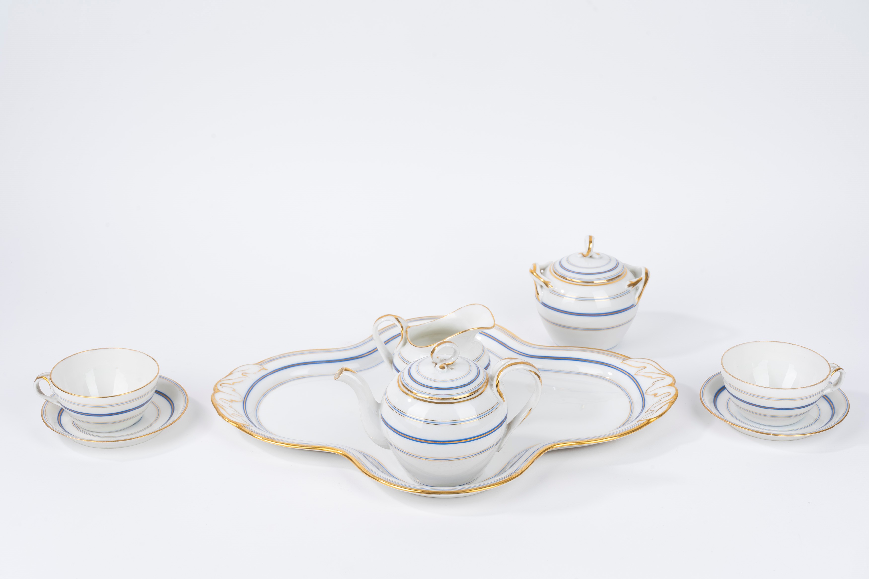 Servizio Tête-à-tête in Porcellana Bianca con Decoro a Righe Blu e Oro, Inizi Secolo XX