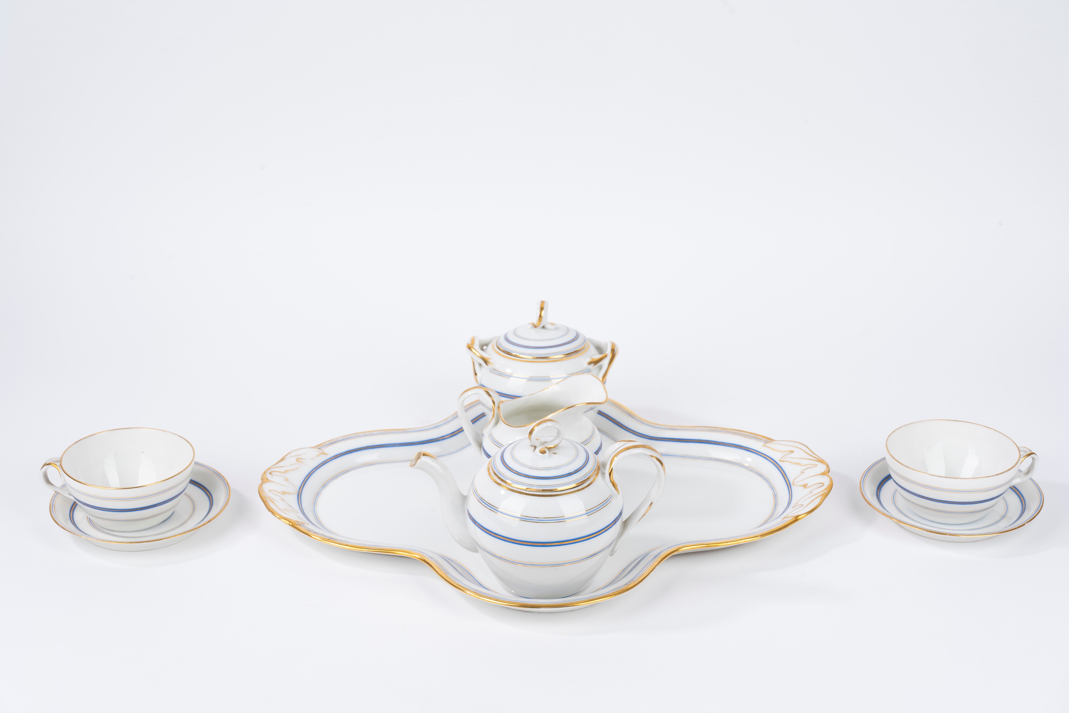 Servizio Tête-à-tête in Porcellana Bianca con Decoro a Righe Blu e Oro, Inizi Secolo XX