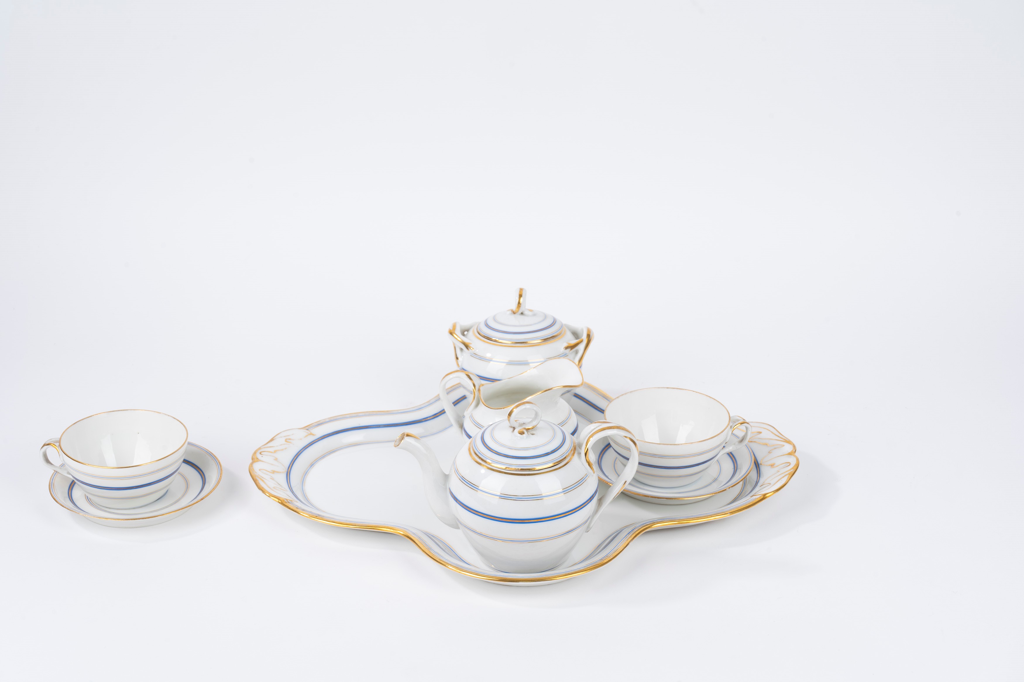 Servizio Tête-à-tête in Porcellana Bianca con Decoro a Righe Blu e Oro, Inizi Secolo XX
