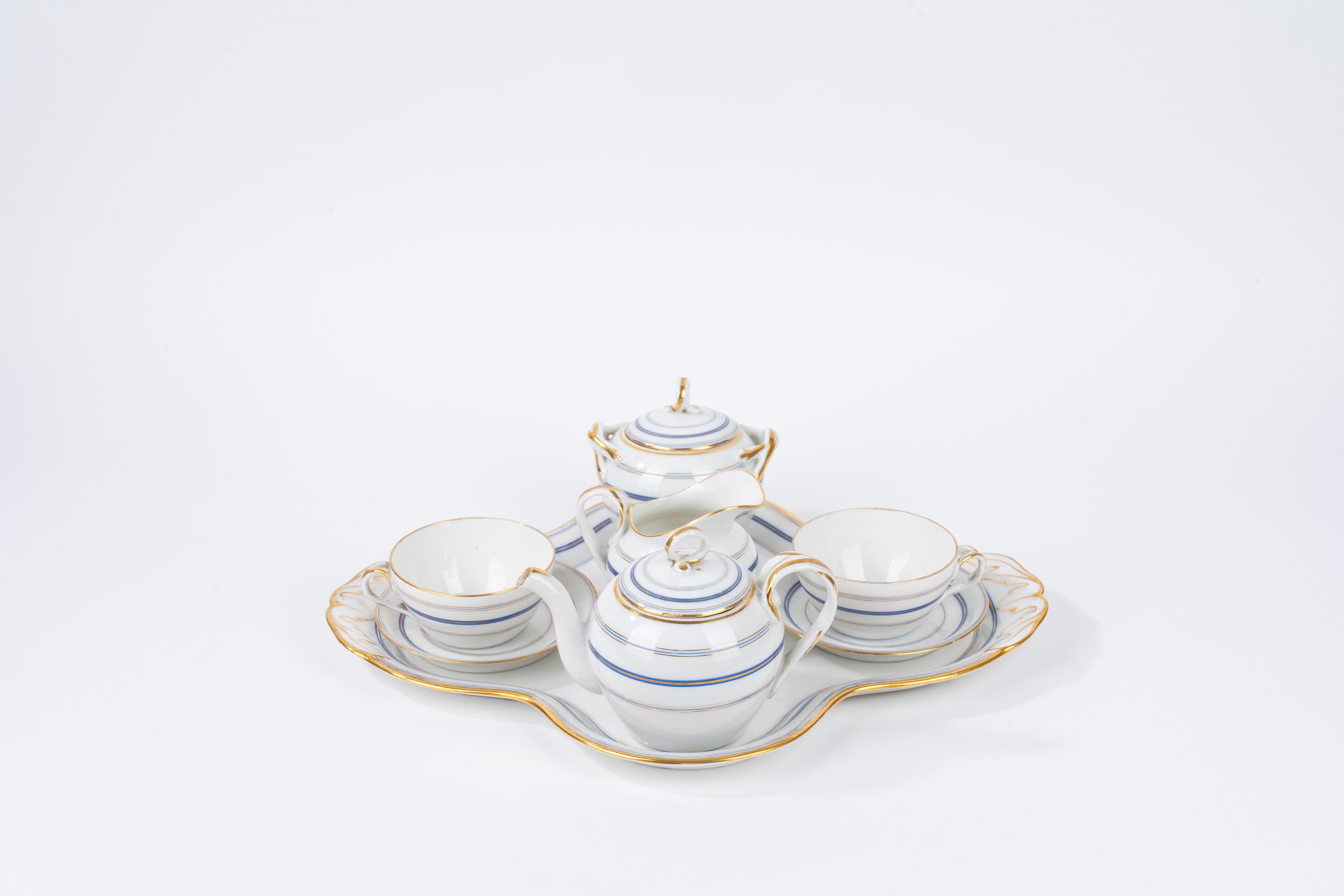 Servizio Tête-à-tête in Porcellana Bianca con Decoro a Righe Blu e Oro, Inizi Secolo XX