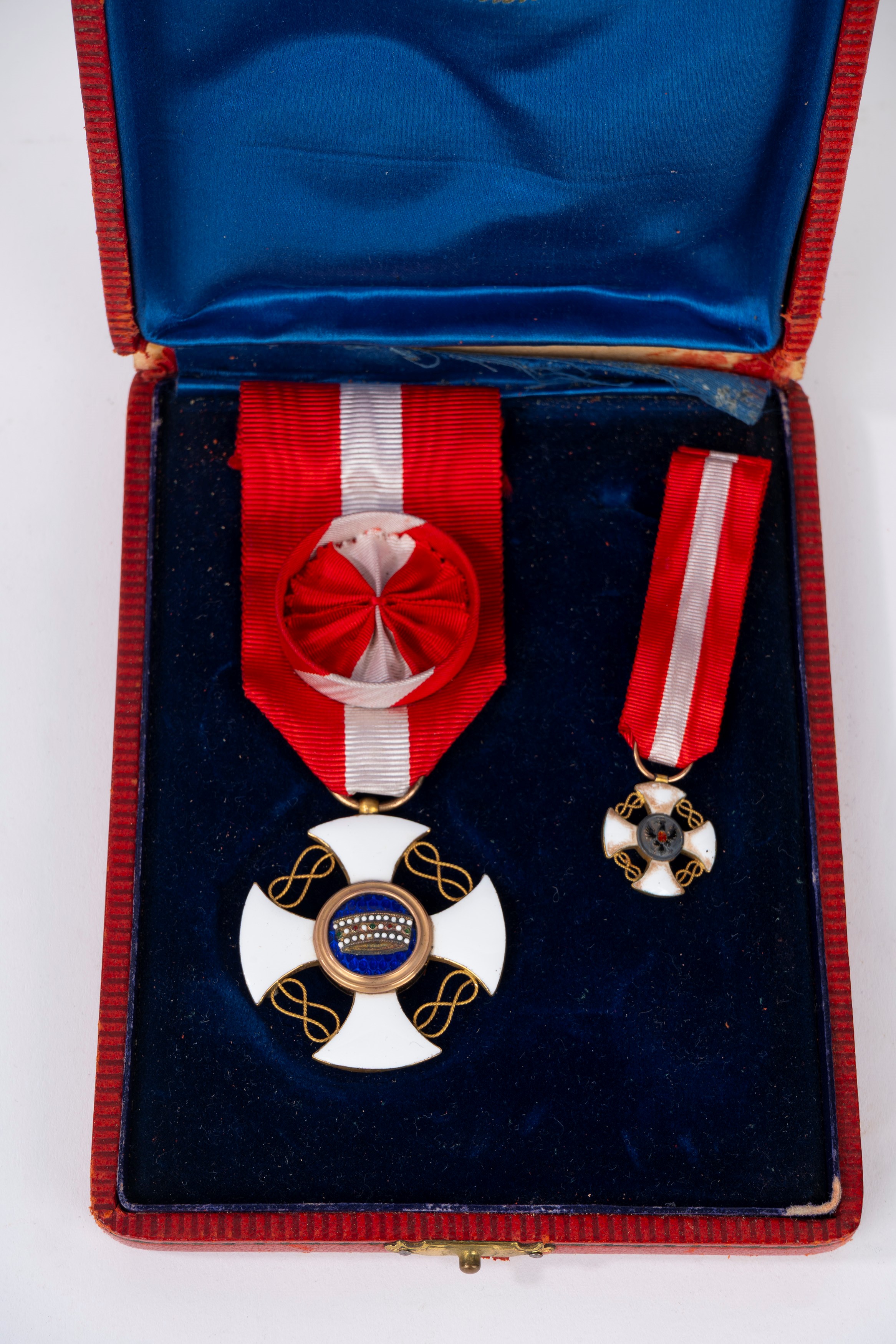 Onorificenza Ordine della Corona d’Italia entro astuccio in cuoio con monogramma coronato del Re ...