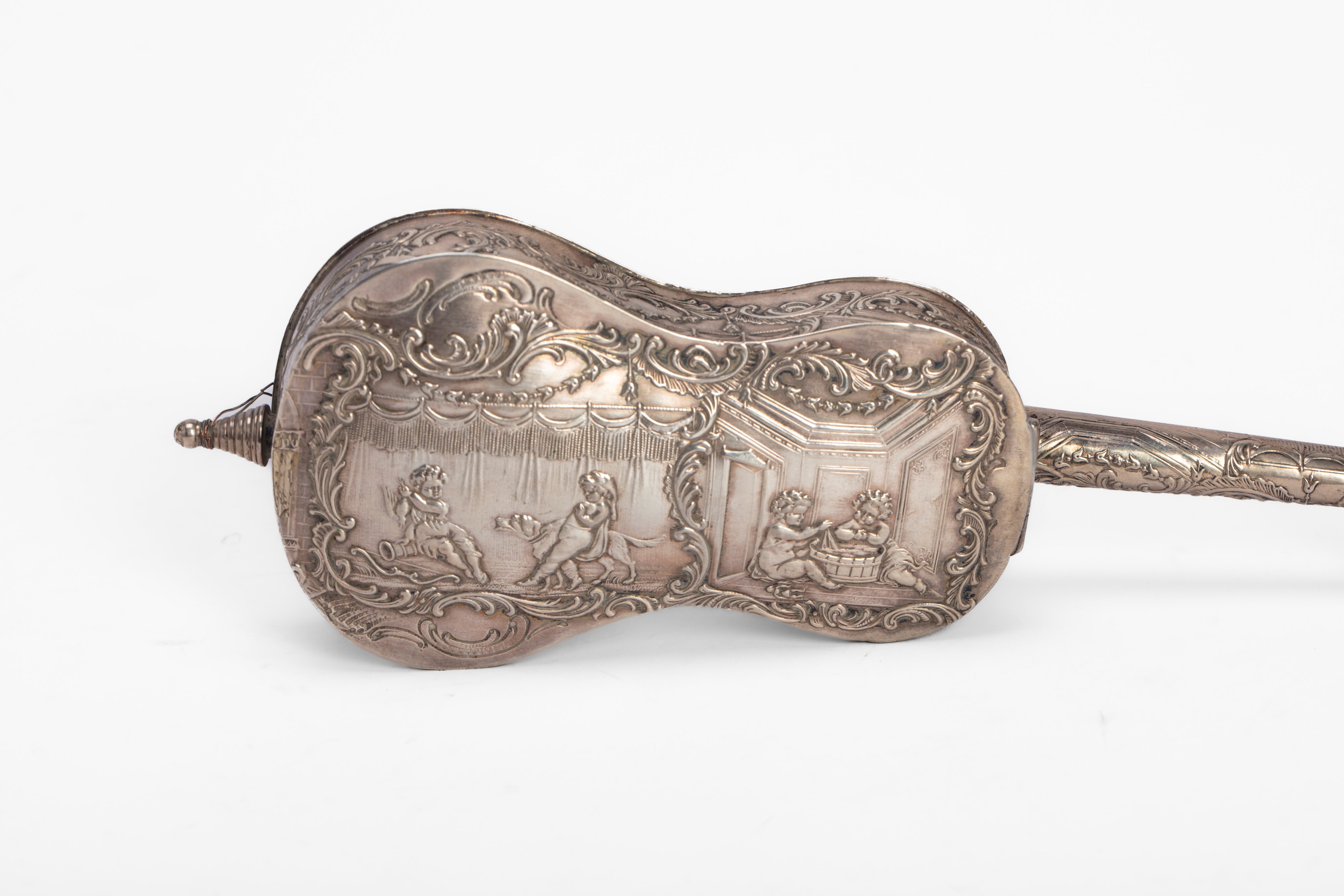 Scatola a forma di violino, argento, Germania, secolo XX