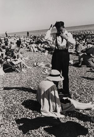 Homme se coiffant sur la plage Brighton