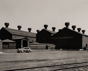 Senza titolo (Tre magazzini e un'automobile)