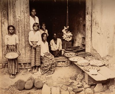 Famille devant des corbeilles de fruits et légumes, stampa all'albumina