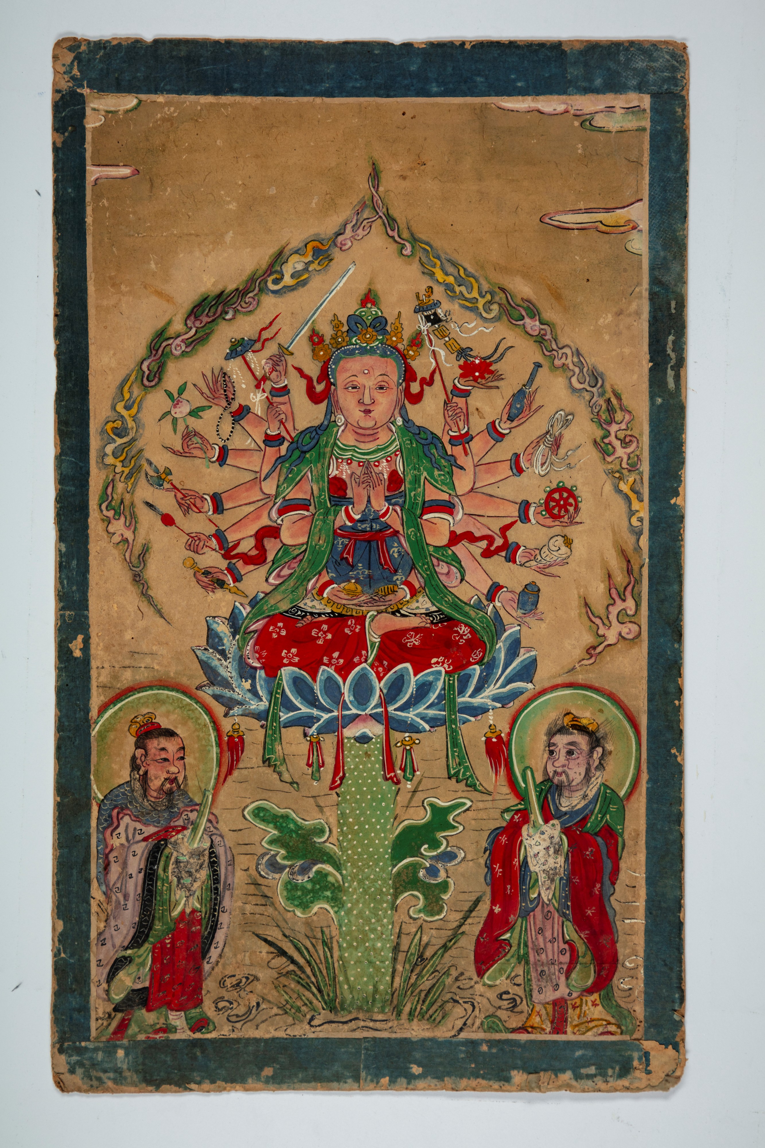 Due thangka, uno raffigurante Amitabha Buddha (il Buddha della Luce Infinita) e l’altro Avalokite...