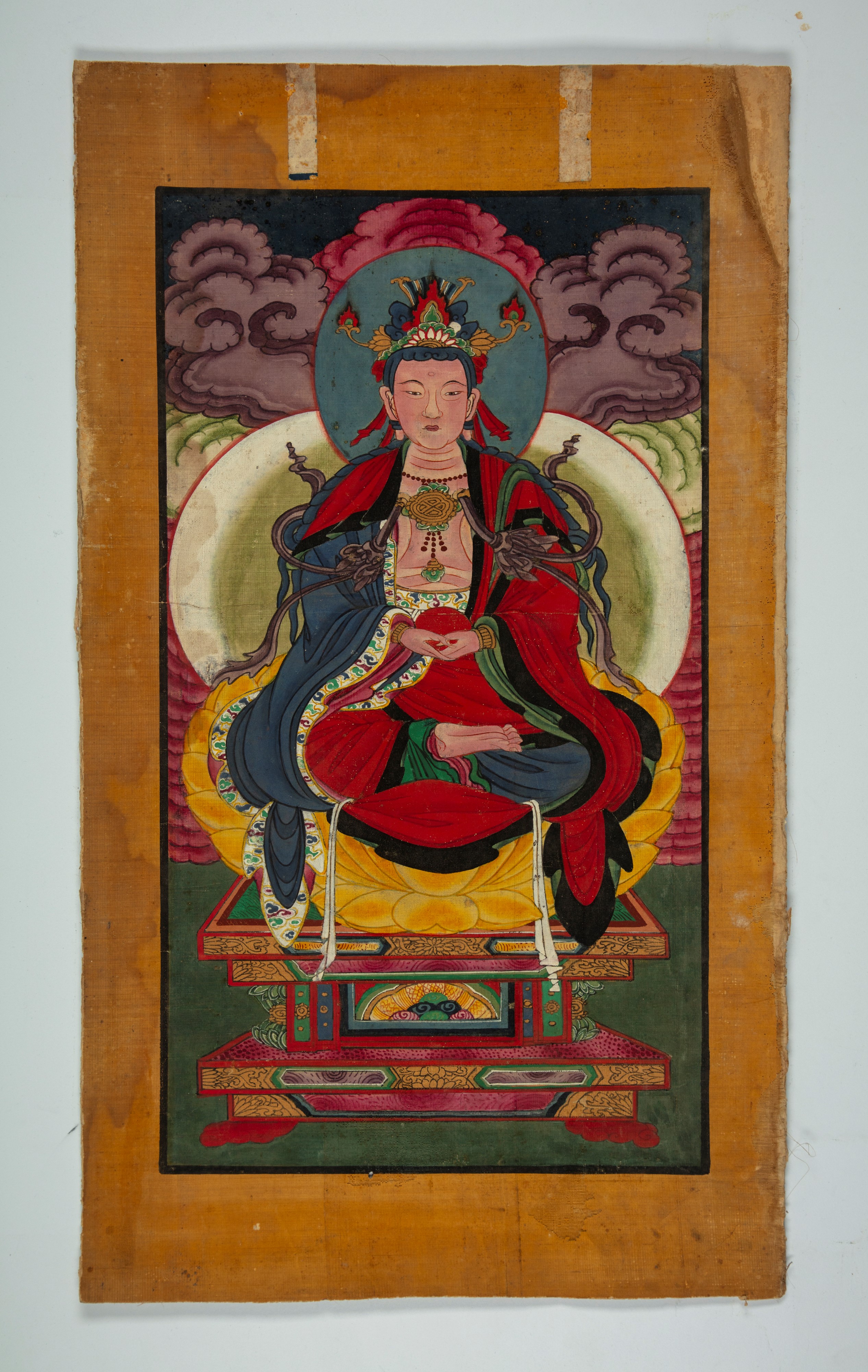 Due thangka, uno raffigurante Amitabha Buddha (il Buddha della Luce Infinita) e l’altro Avalokite...