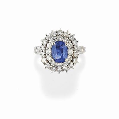 Anello con zaffiro ovale di ct 1,00 e diamanti, oro bianco 18K