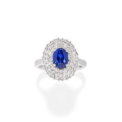 Anello con zaffiro ovale e diamanti, oro bianco 18k