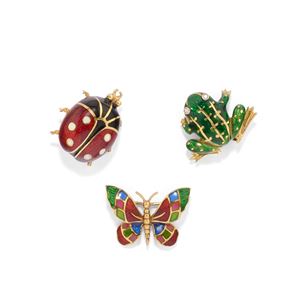 Tre spille con smalti