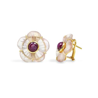 Orecchini in oro giallo 18k con cristallo di rocca scolpito e rubino cabochon