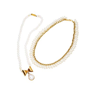 Due collane in oro giallo 18k con perle coltivate e pendente a fiocco