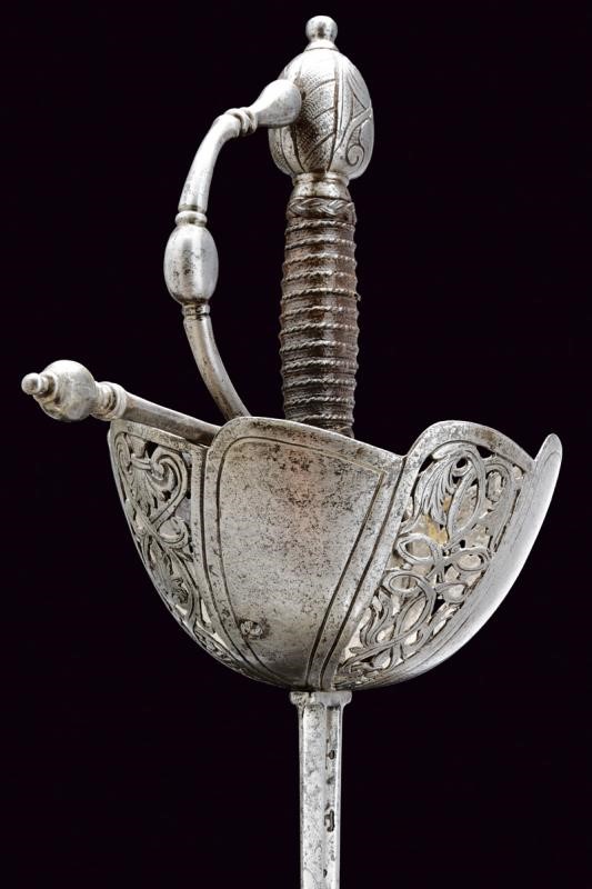 Interessante ed elegante spada a tazza