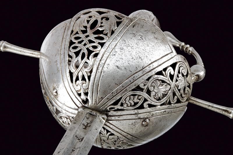 Interessante ed elegante spada a tazza