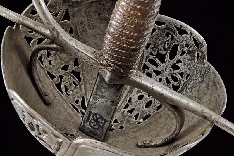 Interessante ed elegante spada a tazza