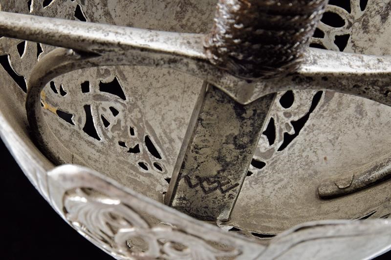 Interessante ed elegante spada a tazza