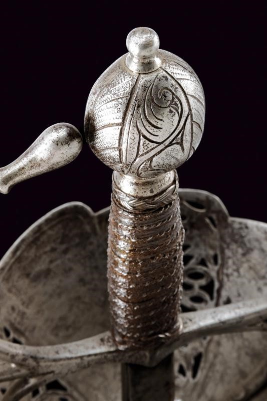 Interessante ed elegante spada a tazza