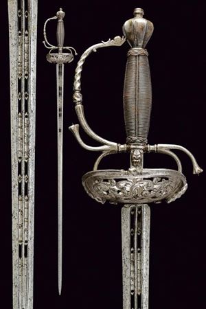 Elegante spada di transizione con elementi traforati