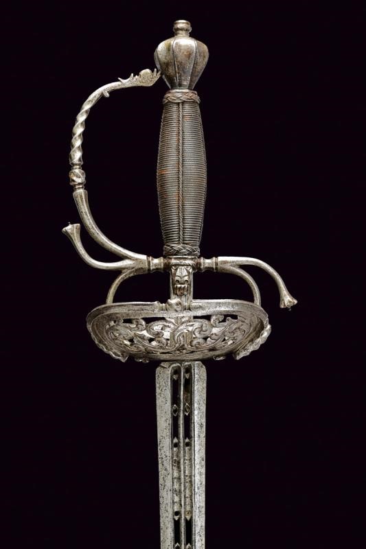 Elegante spada di transizione con elementi traforati