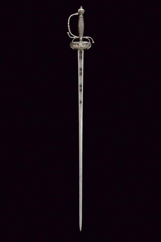 Elegante spada di transizione con elementi traforati