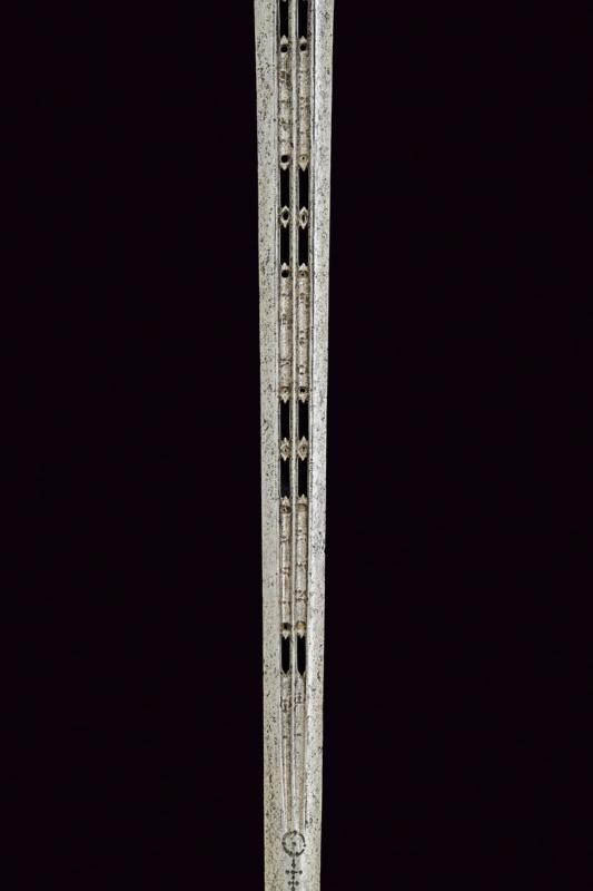 Elegante spada di transizione con elementi traforati