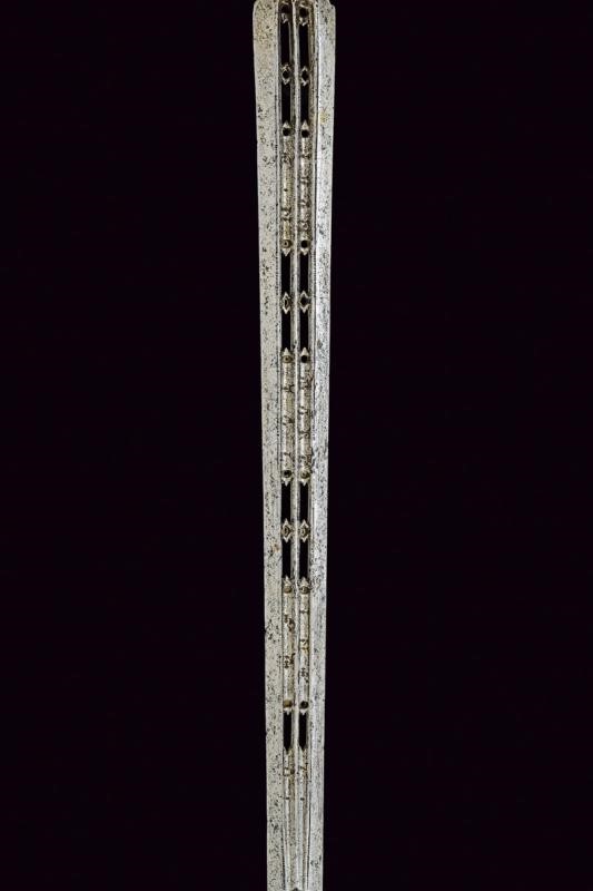 Elegante spada di transizione con elementi traforati