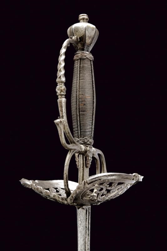 Elegante spada di transizione con elementi traforati