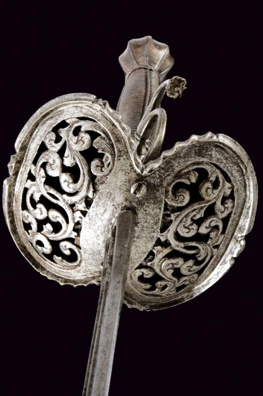 Elegante spada di transizione con elementi traforati