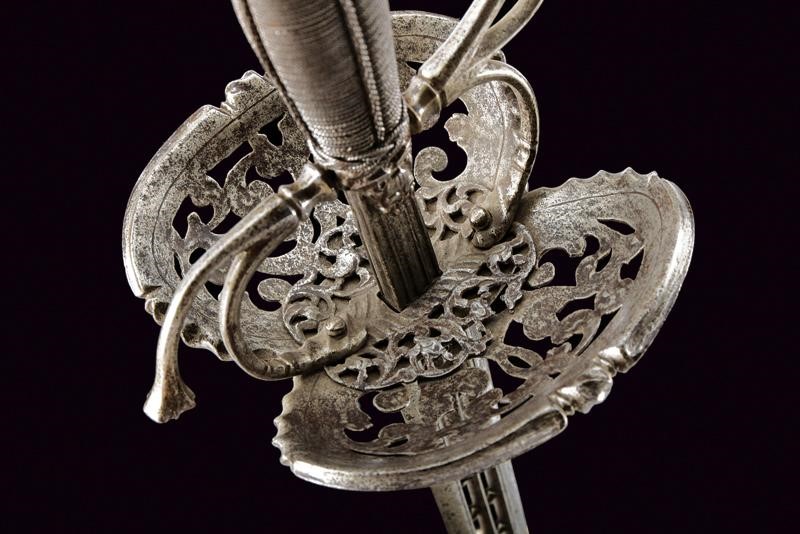 Elegante spada di transizione con elementi traforati