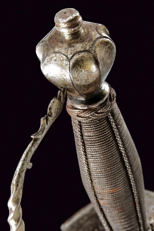 Elegante spada di transizione con elementi traforati