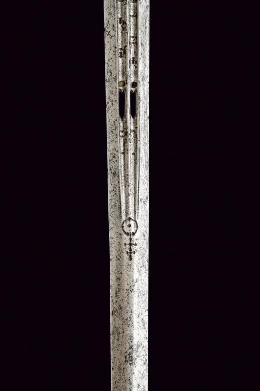 Elegante spada di transizione con elementi traforati