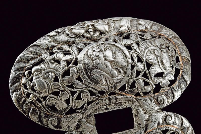 Bella coccia da spadino intagliata