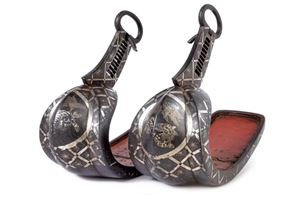 Paio di Abumi decorati in argento