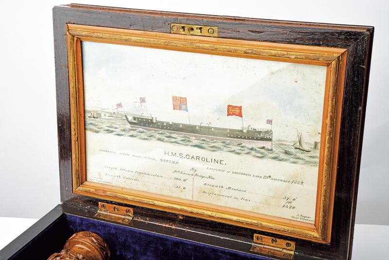 Elegante Cassetta Contenente il Set da Varo Utilizzato per il Lancio della h.M.s. Caroline