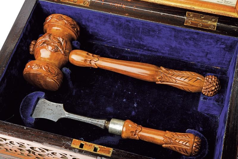 Elegante Cassetta Contenente il Set da Varo Utilizzato per il Lancio della h.M.s. Caroline