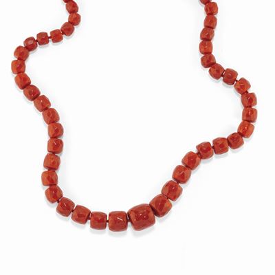 Collana con corallo, elementi sfaccettati e rivestimento polimerico