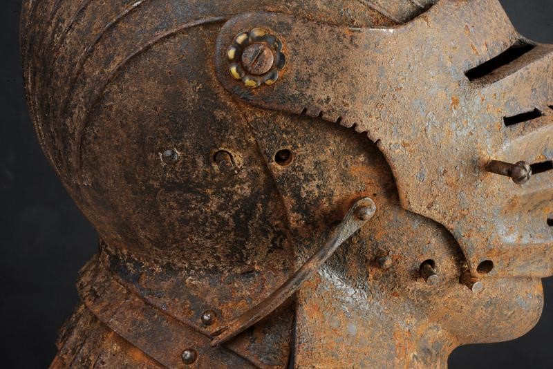 Elmetto da cavallo alla massimiliana