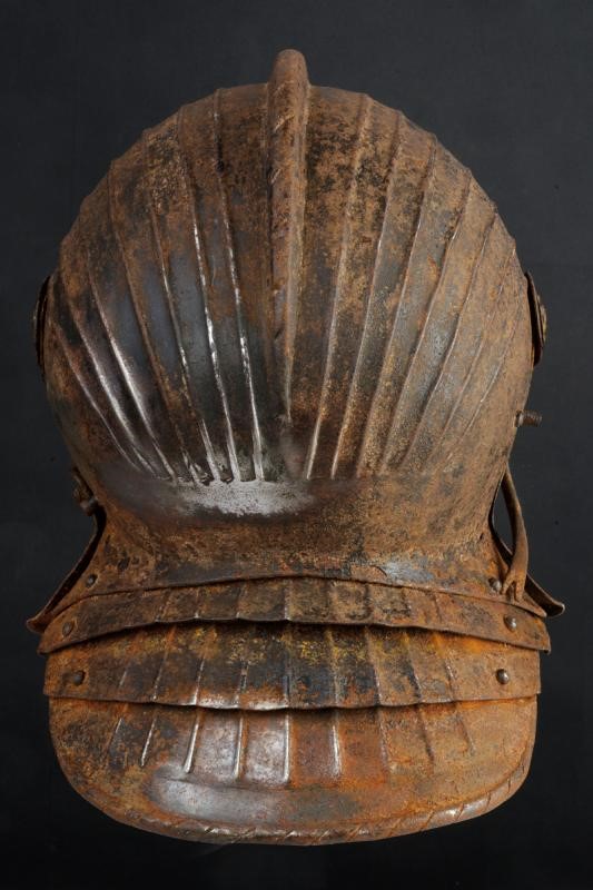 Elmetto da cavallo alla massimiliana