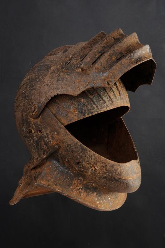 Elmetto da cavallo alla massimiliana