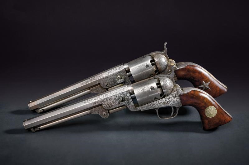 Importante paio di Colt Model 1851 Navy con incisioni di fabbrica stile Gustave Young, in cassett...