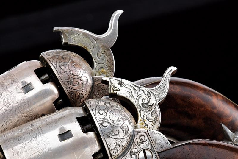 Importante paio di Colt Model 1851 Navy con incisioni di fabbrica stile Gustave Young, in cassett...
