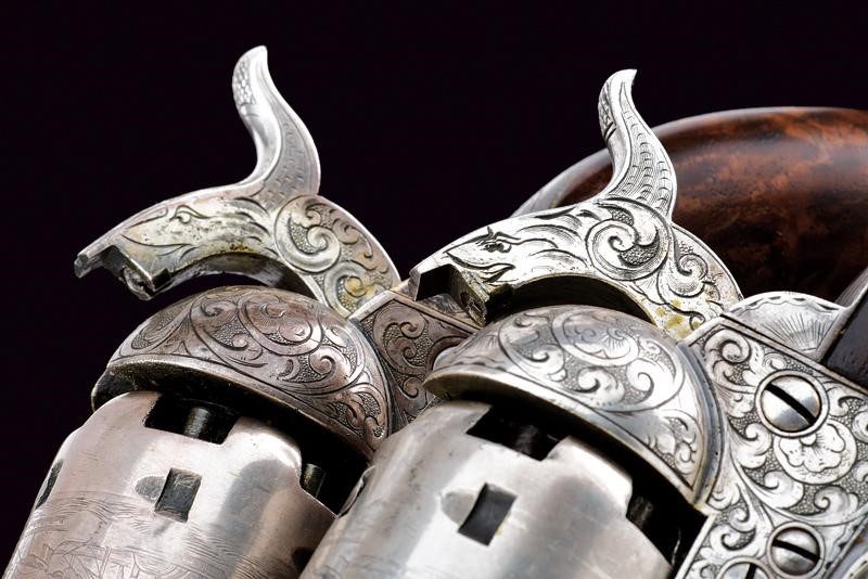 Importante paio di Colt Model 1851 Navy con incisioni di fabbrica stile Gustave Young, in cassett...