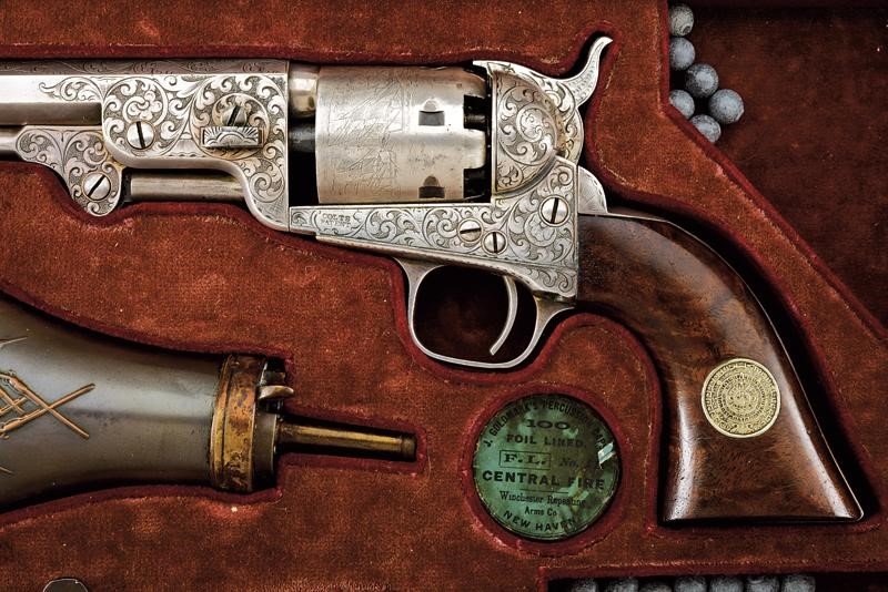 Importante paio di Colt Model 1851 Navy con incisioni di fabbrica stile Gustave Young, in cassett...