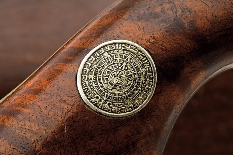 Importante paio di Colt Model 1851 Navy con incisioni di fabbrica stile Gustave Young, in cassett...