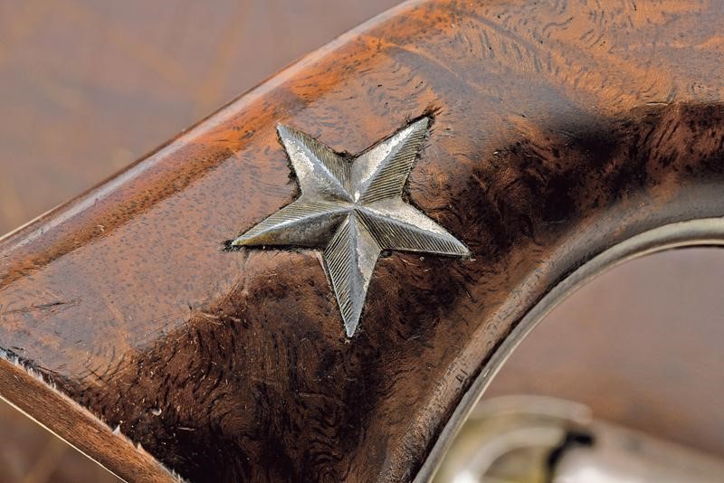 Importante paio di Colt Model 1851 Navy con incisioni di fabbrica stile Gustave Young, in cassett...